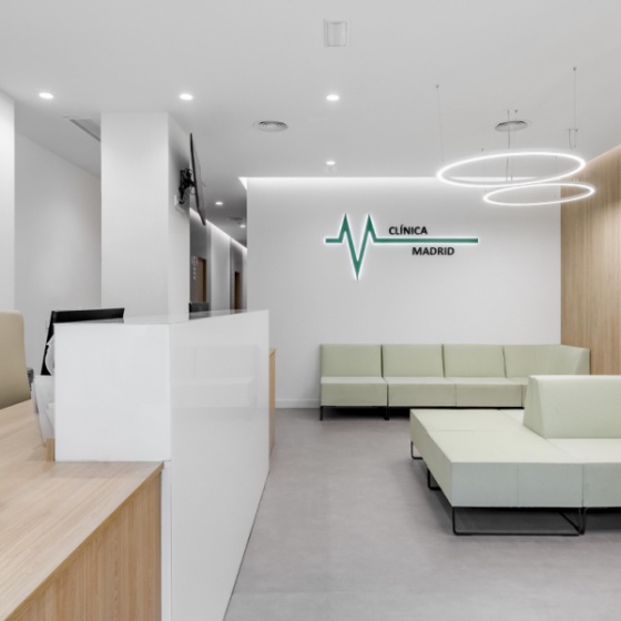 Entrada e Sala de espera da clinica de Madrid iluminada com a Tromilux